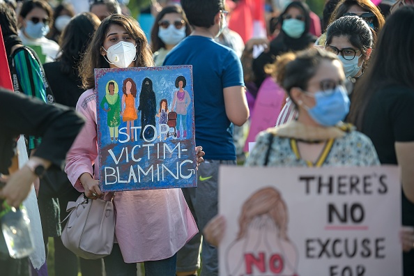 Des centaines de femmes sont descendues dans les rues du Pakistan le 12 septembre 2020 pour protester contre le viol collectif d'une femme devant ses deux enfants. (Photo :  FAROOQ NAEEM/AFP via Getty Images)