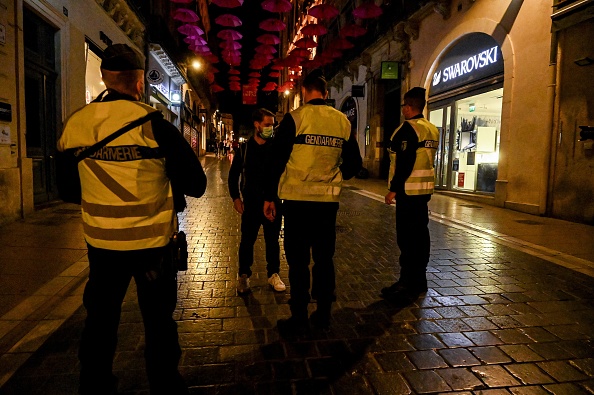 Des gendarmes français parlent avec un homme dans une rue de Montpellier, le 17 octobre 2020, alors qu'un couvre-feu est en place pour lutter contre la propagation du Covid-19.  (PASCAL GUYOT/AFP via Getty Images)