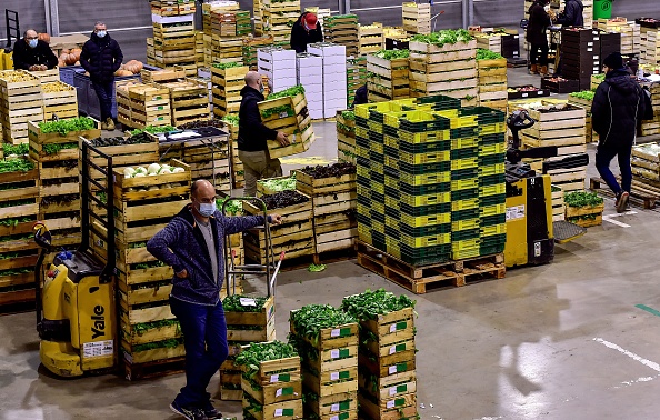 Les grossistes de Rungis ont été durement touchés par la crise mais ils ont été extrêmement généreux en 2020. (GEORGES GOBET/AFP via Getty Images)