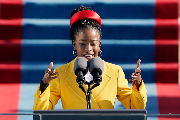 La poétesse américaine Amanda Gorman lors de l'inauguration du président américain Joe Biden. (Photo :  Patrick Semansky-Pool/Getty Images)