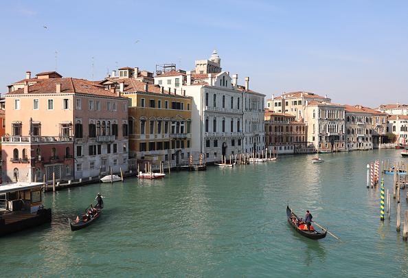 -Deux gondoles naviguent sur le Grand Canal déserté pendant le carnaval le 16 février 2021 à Venise, en Italie. Photo par Marco Di Lauro / Getty Images.