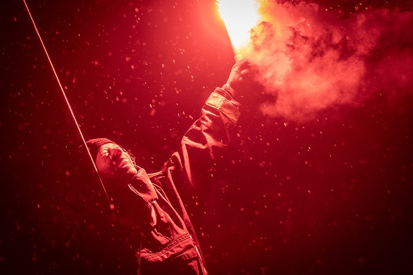 -La skipper britannique Miranda Merron brûle les flambeaux, après avoir franchi la ligne d'arrivée, 22e, du Vendée Globe, le 18 février 2021. Photo par Loïc Venance / AFP via Getty Images.