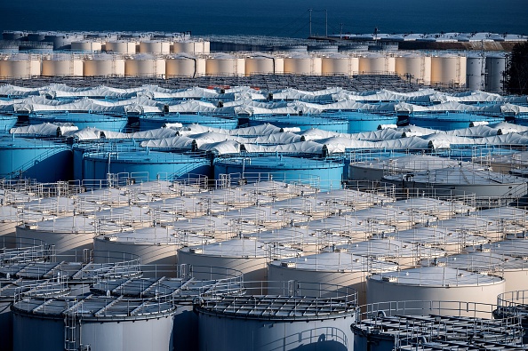 Une vue générale sur les réservoirs de stockage d'eau contaminée à la centrale nucléaire de Fukushima, le 21 février 2021. Photo de Philip Fong / AFP via Getty Images.