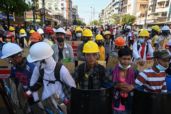 -Des manifestants portent des boucliers lors d'une manifestation contre le coup d'État militaire à Yangon le 1er mars 2021. Photo de STR / AFP via Getty Images.