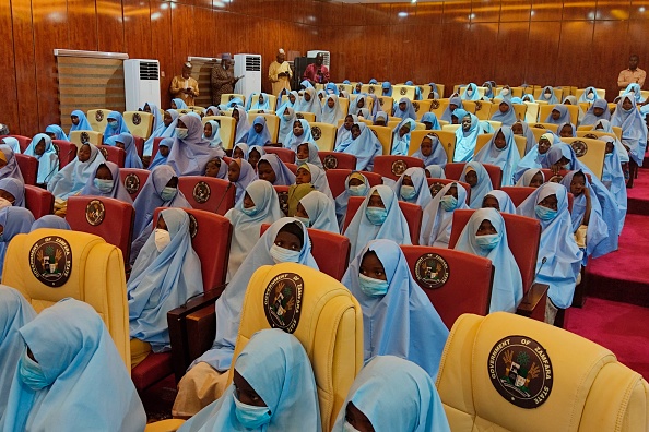 -Les 279 filles enlevées dans leur pensionnat du nord du Nigéria ont été libérées et se trouvent dans les locaux du gouvernement le 2 mars 2021. Photo par Aminu Abubakar/ AFP via Getty Images.