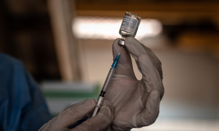 Un personnel médical prépare une dose du vaccin chinois Sinovac Covid-19 lors d'un programme de vaccination de masse à Yogyakarta, en Indonésie, le 2 mars 2021. (Ulet Ifansasti/Getty Images)