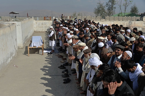  -Des prières funéraires au-dessus du cercueil de l'une des trois travailleuses des médias abattues, à Jalalabad le 3 mars 2021. Photo de Noorullah Shirzada / AFP via Getty Images.