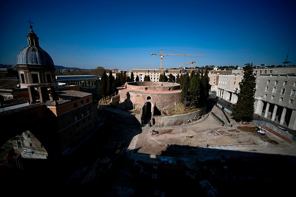 -Vue générale du mausolée d'Auguste, un grand tombeau construit par l'empereur romain Auguste en 28 avant JC sur le Campus Martius près du Tibre, lors de sa réouverture le 03 mars 2021 à Rome. Photo par Filippo Monteforte / AFP via Getty Images.