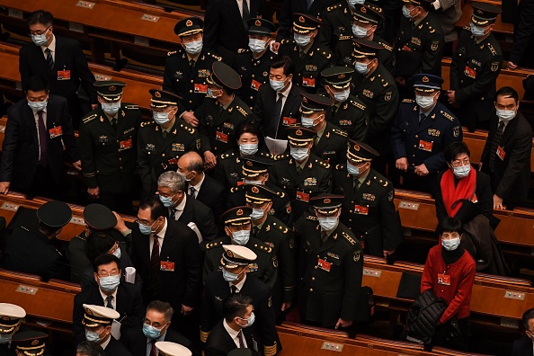 Les délégués militaires après la cérémonie d'ouverture de l'Assemblée populaire nationale le à Pékin le 5 mars 2021. Photo de Leo Ramirez / AFP via Getty Images.