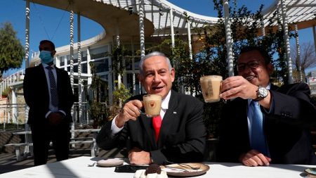 Israël: un quasi-retour à la normale avec la réouverture des restaurants