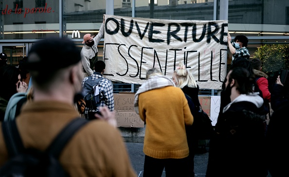 Le 9 mars 2021, des dizaines d'étudiants en art dramatique se sont rassemblés au Théâtre de La Colline à Paris, pour demander la réouverture des lieux culturels et des théâtres, un an après les premières mesures de fermeture pour freiner la propagation de la pandémie du Covid-19. 
(Photo : THOMAS COEX/AFP via Getty Images)