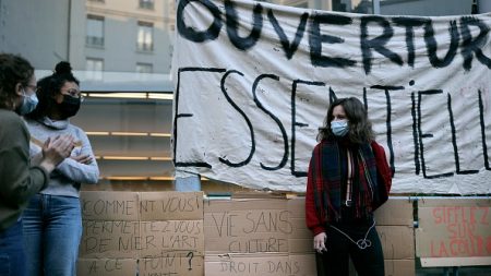 Une vingtaine de théâtres occupés en France par des acteurs de la culture