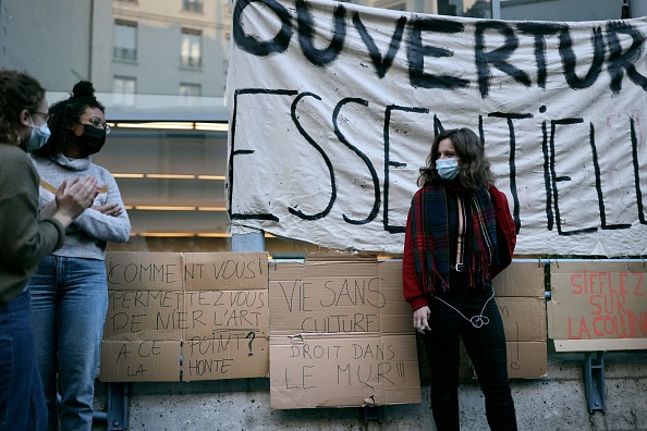 -Des acteurs et travailleurs culturels réclament la réouverture des lieux culturels et une aide financière. Photo par Thomas Coex / AFP via Getty Images.