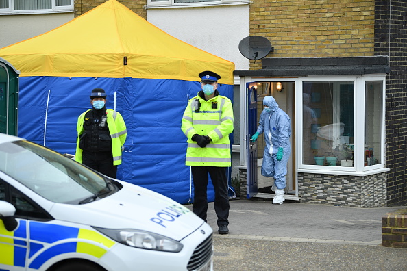 -La police fouille une maison lors d'une enquête sur la disparition d'une femme, Sarah Everard, le 10 mars 2021. Photo par Leon Neal / Getty Images.