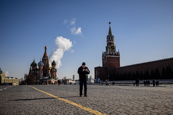 Un homme utilise son téléphone portable sur la Place Rouge à Moscou le 10 mars 2021. La Russie a déclaré le 10 mars 2021 qu'elle perturbait les services de Twitter parce que la plateforme n'avait pas réussi à supprimer le contenu "illégal", le dernier d'une série de mouvements exerçant un contrôle sur les géants étrangers de la technologie. (Photo : DIMITAR DILKOFF/AFP via Getty Images)