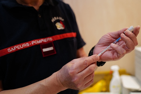 Le 12 mars dernier, le gouvernement a donné son feu vert pour autoriser les pompiers à vacciner contre le Covid-19 (SYLVAIN THOMAS/AFP via Getty Images)