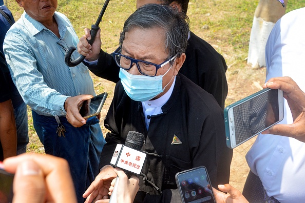 -Khin Maung Zaw, avocat de la cheffe civile détenu Aung San Suu Kyi et du président Win Myint, répond aux questions des médias après avoir quitté le tribunal le 15 mars 2021. Photo par STR / AFP via Getty Images.