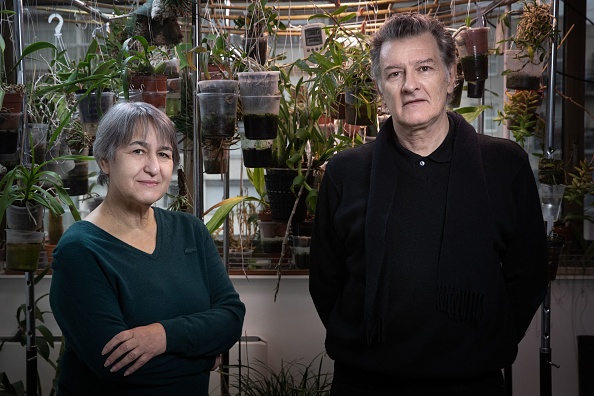 -Les architectes français Anne Lacaton et Jean-Philippe Vassal posent dans leur atelier de Montreuil, en dehors de Paris, le 16 mars 2021. Photo de Joel Saget / AFP via Getty Images.