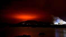 Une éruption volcanique illumine le ciel près de Reykjavik