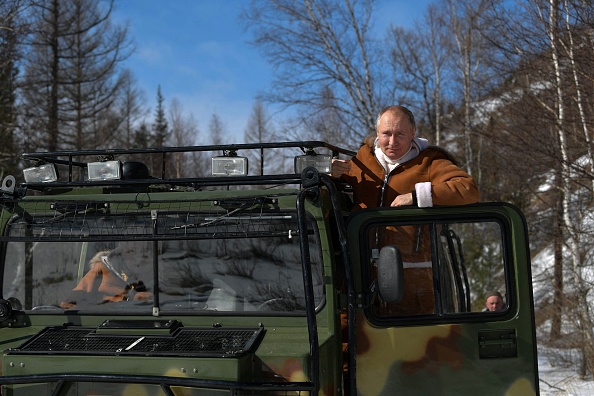 -Le président russe Vladimir Poutine sur une plate-forme tout-terrain pendant ses vacances en Sibérie le 21 mars 2021. Photo par Alexey Druzhinin / Sputnik / AFP via Getty Images.