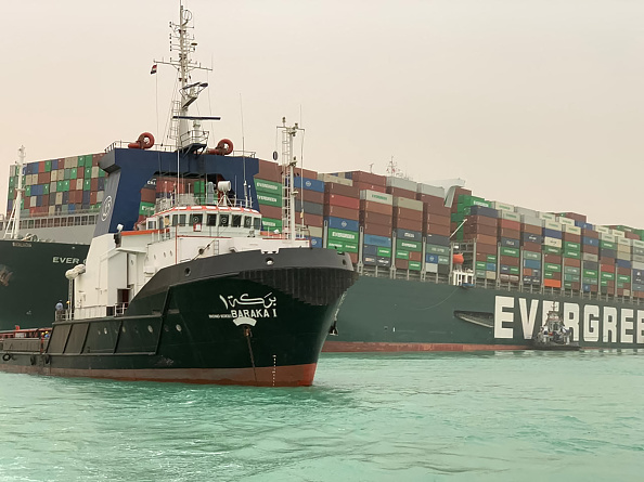 Une photo publiée par l'Autorité du canal de Suez le 24 mars 2021 montre une partie du  porte-conteneur Ever Given, un navire de 400 mètres de long et 59 mètres de large, logé sur le côté. et empêchant tout trafic sur la voie navigable du canal de Suez en Égypte. (Photo : Suez Canal Authority/Handout/AFP via Getty Images)