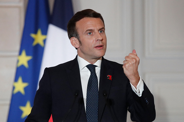 Le Président Emmanuel Macron lors d'une conférence de presse après le sommet de l'Union européenne (UE) qui s'est tenu par vidéoconférence, au palais présidentiel de l'Élysée à Paris, le 25 mars 2021. (Photo : BENOIT TESSIER/POOL/AFP via Getty Images)