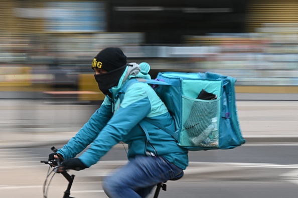 Les livreurs chez Deliveroo sont des travailleurs indépendants, symboles de la "gig economy", ou l'économie des petits boulots, et jouent un rôle crucial dans le modèle d'activité des plateformes numériques. (Photo : DANIEL LEAL-OLIVAS/AFP via Getty Images)