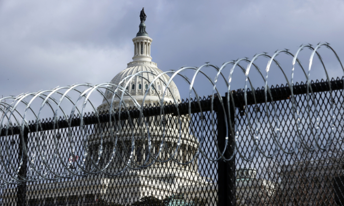 Une clôture d'acier de 2,5 mètres de haut surmontée de fil de fer en accordéon encercle le Capitole américain à Washington le 29 janvier 2021. (Chip Somodevilla/Getty Images)