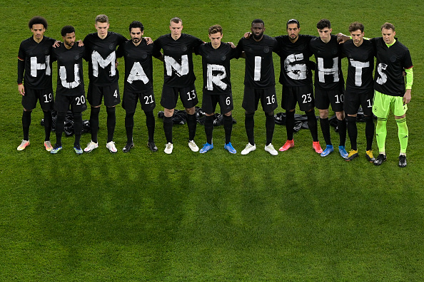 Des joueurs allemands portent des T-shirts portant l'inscription "Droits de l'Homme" avant le match de qualification pour la Coupe du Monde de la FIFA 2022 au Qatar entre l'Allemagne et l'Islande, le 25 mars 2021 à Duisburg, en Allemagne. (Photo : Tobias Schwarz - Pool/Getty Images)