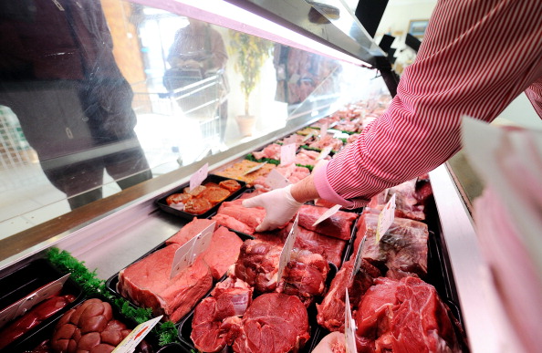 La mairie du 2e arrondissement de Lyon s'est associée à des bouchers pour distribuer des steaks hachés aux enfants. (PHILIPPE HUGUEN/AFP via Getty Images)