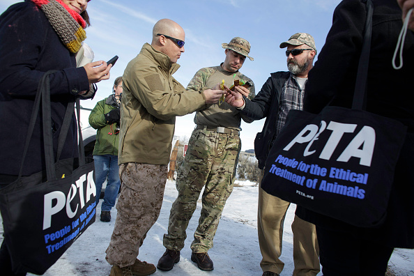 Des représentants de l'association PETA à l'entrée du siège du Malheur National Wildlife Refuge à Burns, Oregon, le 6 janvier 2016.  ( ROB KERR/AFP via Getty Images)