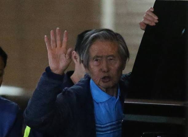 L'ancien président du Pérou, Alberto Fujimori, salue ses partisans alors qu'il sort de la clinique Centenario à Lima le 4 janvier 2018. (Photo : LUKA GONZALES/AFP via Getty Images)