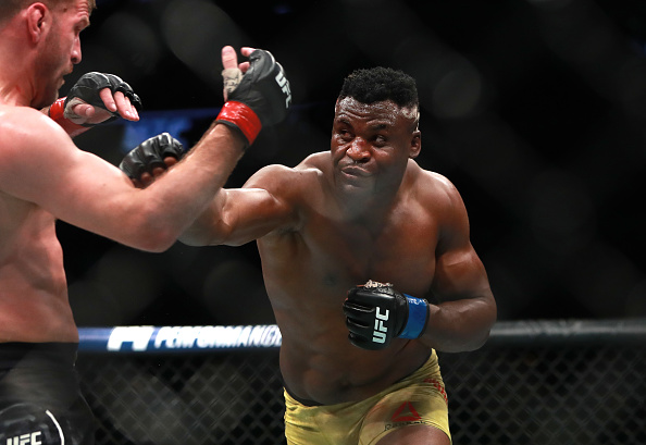  Francis Ngannou au championnat poids lourds pendant l'UFC 220 au TD Garden le 20 janvier 2018 à Boston, Massachusetts.  (Photo : Mike Lawrie/Getty Images)