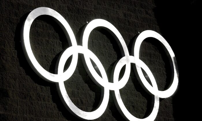 Les anneaux olympiques sur le site de bobsleigh lors des Jeux olympiques d'hiver 2002 à Park City, Utah, le 22 février 2002 (Tim De Waele/Getty Images)