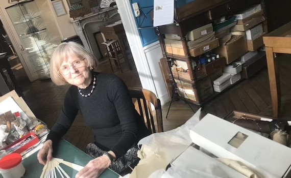 Anne Hoguet Maître d'art en éventails dans son atelier-musée à Paris. (Photo : Anne Hoguet)