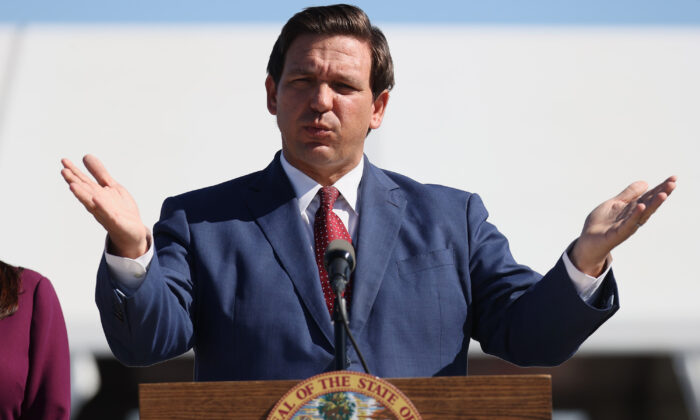 Le gouverneur de la Floride, Ron DeSantis, au Hard Rock Stadium de Miami Gardens, en Floride, le 6 janvier 2021. (Joe Raedle/Getty Images)