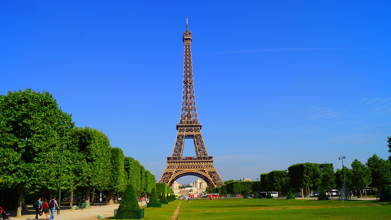 Rachida Dati veut classer la tour Eiffel pour la protéger, la société d'exploitation se sent visée