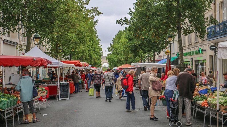 Marché de Rochefort (Charente-Maritime) - Photo de https://www.ville-rochefort.fr/marche-de-rochefort