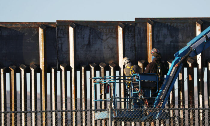 Des ouvriers travaillent sur le mur de la frontière entre les États-Unis et le Mexique à El Paso, au Texas, le 12 février 2019. (Joe Raedle/Getty Images)