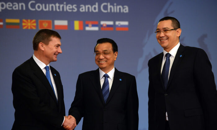 Le Premier ministre estonien Andrus Ansip (G) est accueilli par le Premier ministre chinois Li Keqiang (C) et son homologue roumain Victor Ponta au début de la "Réunion des chefs de gouvernement des pays d'Europe centrale et orientale et de la Chine" au palais du Parlement à Bucarest, le 26 novembre 2013. (Daniel Mihailescu/AFP via Getty Images)