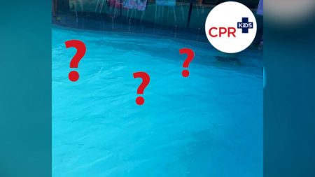 Pouvez-vous repérer le gamin sur cette photo d’une piscine « inoccupée » ? Un avertissement dissuasif aux parents sur les maillots de bain