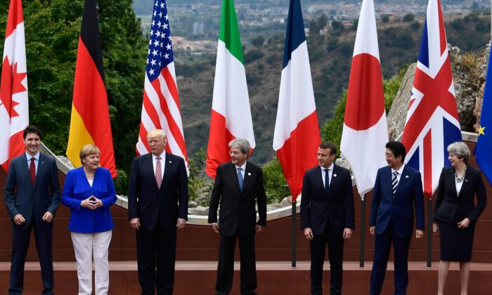 De g. à d. : Le premier ministre canadien Justin Trudeau, la chancelière allemande Angela Merkel, le président américain Donald Trump, le premier ministre italien Paolo Gentiloni, le président français Emmanuel Macron, le premier ministre japonais Shinzo Abe et la première ministre britannique Theresa May posent pour une photo lors du sommet des chefs d'État et de gouvernement du G7 à Taormine, Italie, le 26 mai 2017. (Miguel Medina/AFP via Getty Images)