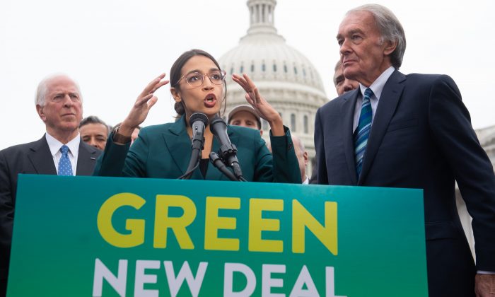 La Représentante Alexandria Ocasio-Cortez (Parti démocrate, New York) et le sénateur Ed Markey (Parti démocrate, Massachusetts) annoncent la résolution Green New Deal lors d'une conférence de presse devant le Capitole à Washington, le 7 février 2019. (Saul Loeb/AFP/Getty Images)