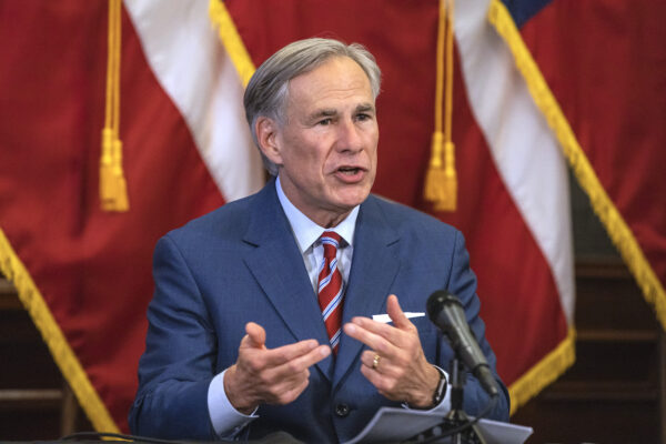 Le gouverneur du Texas, Greg Abbott, s'exprime lors d'une conférence de presse au Capitole de l'État du Texas à Austin, au Texas, le 18 mai 2020. (Lynda M. Gonzalez/The Dallas Morning News Pool)