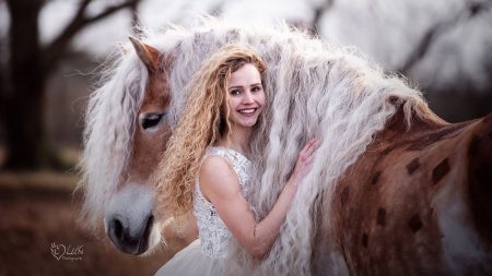 La jument « Raiponce » avec son incroyable crinière dorée est son « rêve d’enfance qui s’est réalisé »