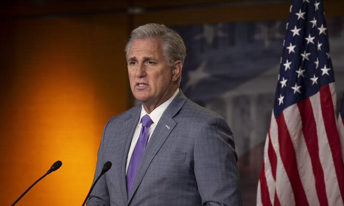 Le chef de la minorité de la Chambre des représentants, Kevin McCarthy (Parti républicain, Californie), s'exprime lors d'une conférence de presse au Capitole, à Washington, le 3 décembre 2020. (Tasos Katopodis/Getty Images)