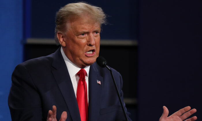 Le président américain Donald Trump participe au dernier débat présidentiel contre le candidat démocrate Joe Biden à l'université Belmont de Nashville, Tennessee, le 22 octobre 2020. (Chip Somodevilla/Getty Images)