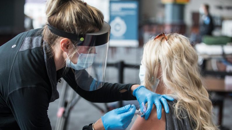 Une femme reçoit un vaccin anti-Covid-19 au Gillette Stadium de Foxborough, Massachusetts, le 15 janvier 2021. (Scott Eisen/Getty Images)
