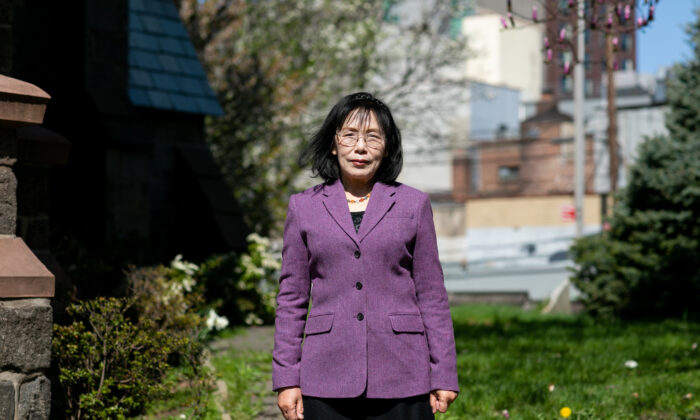 Zhang Yijie, pratiquante de Falun Gong, à Flushing, New York, le 18 avril 2021. (Chung I Ho/Epoch Times)