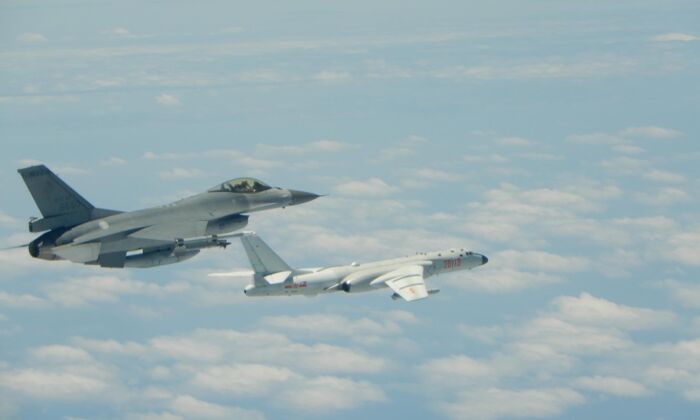 Un chasseur F-16 de l'armée de l'air taïwanaise vole aux côtés d'un bombardier H-6K de l'armée de l'air chinoise de l'Armée populaire de libération (PLAAF) dans le Pacifique occidental, l'un des avions militaires chinois qui auraient survolé le canal de Bashi et le détroit de Miyako près de la chaîne d'îles japonaise d'Okinawa le matin du 11 mai 2018. (Diffusé par l'armée de l'air de Taiwan ROC)